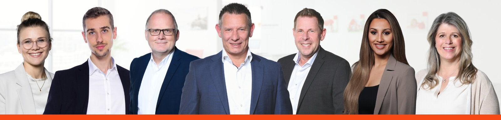 Das Team von Wüstenrot Immobilien Sascha Maurer · Sascha Maurer mit sechs Kolleginnen und Kollegen