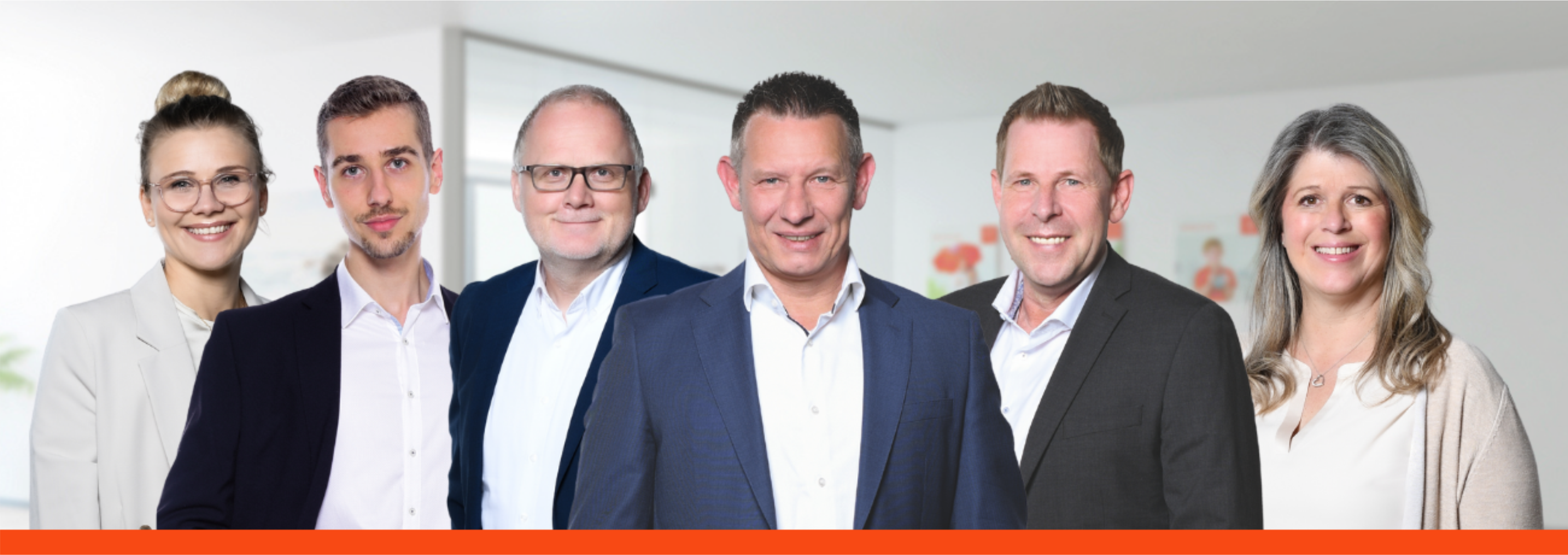 Das Team von Wüstenrot Immobilien Sascha Maurer · Sascha Maurer mit sechs Kolleginnen und Kollegen